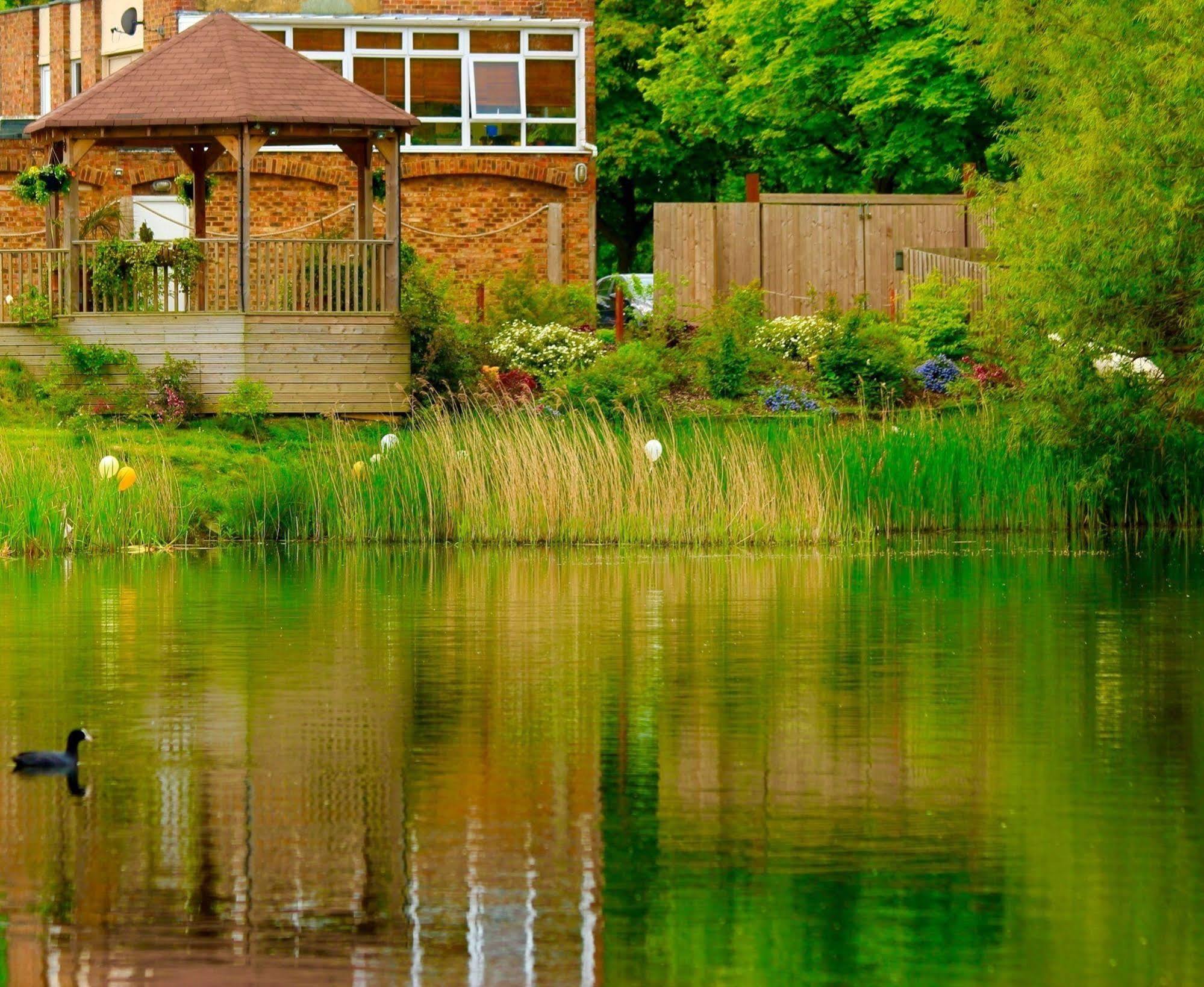 Inn On The Lake Грейвсенд Екстер'єр фото